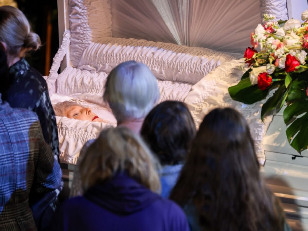 «Как будто просто уснула»: народ ахнул от красоты лежащей в белоснежном гробу Веры Васильевой