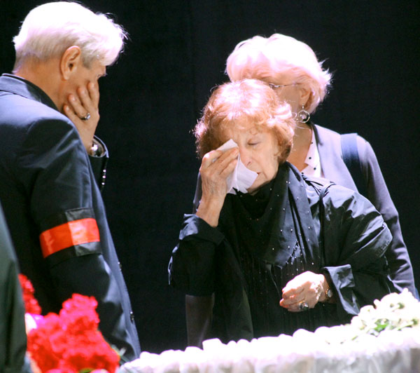 Любительница жовто-блакитных флагов Лия Ахеджакова у гроба не сдерживала слез