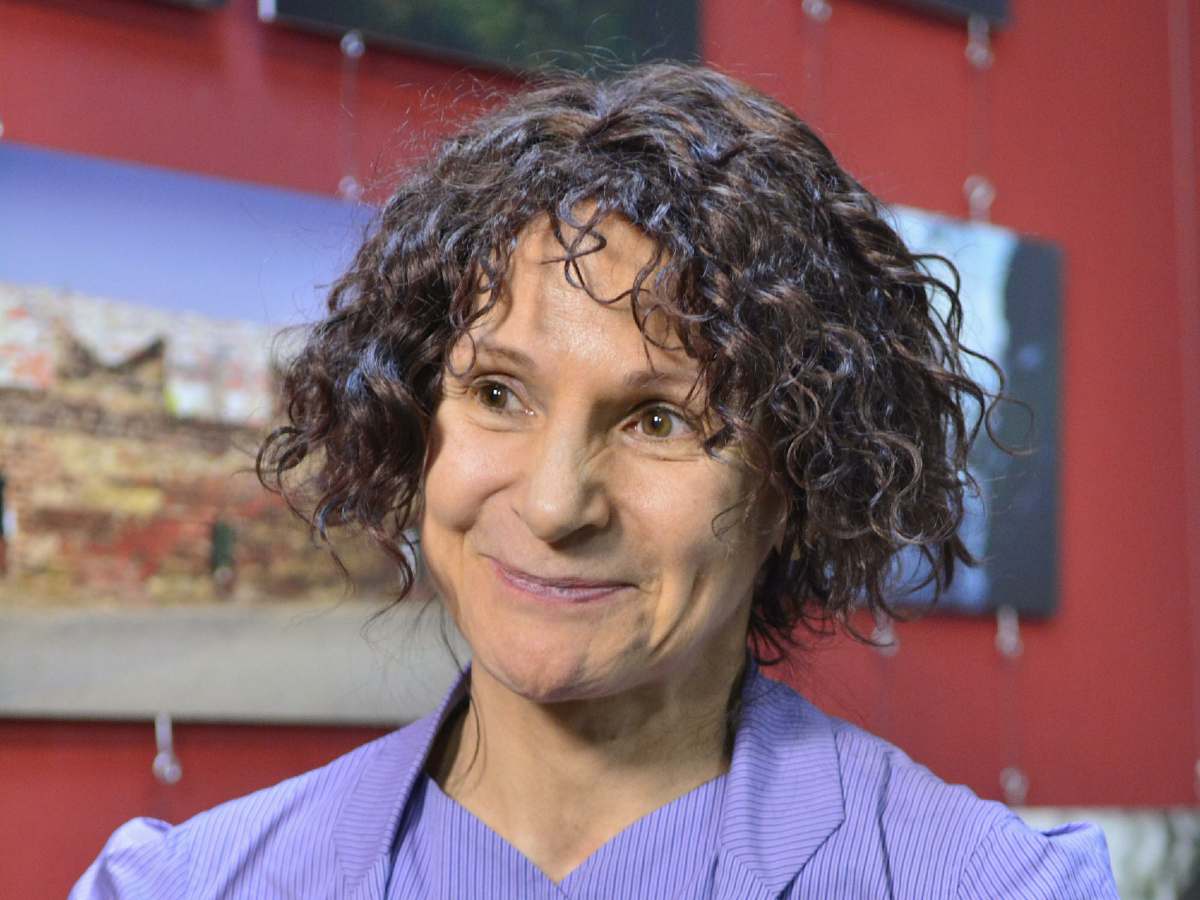 Редкий выход в свет Людмилы Артемьевой попал на камеру: абсолютно седую актрису не узнать