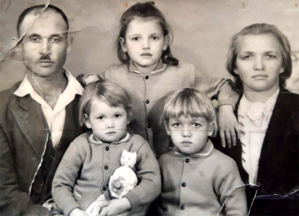 Маленькая Матлюба (справа внизу) с родителями и сестрами
