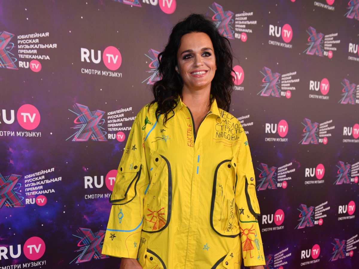 «Молодого любовника завела»: полуголую Славу сняли на яхте с накаченным красавцем