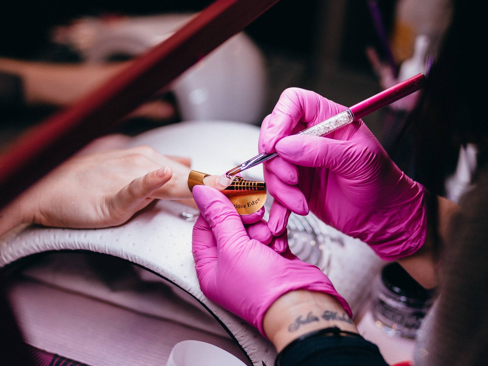 Назван самый модный маникюр сентября: повторяем за Барби