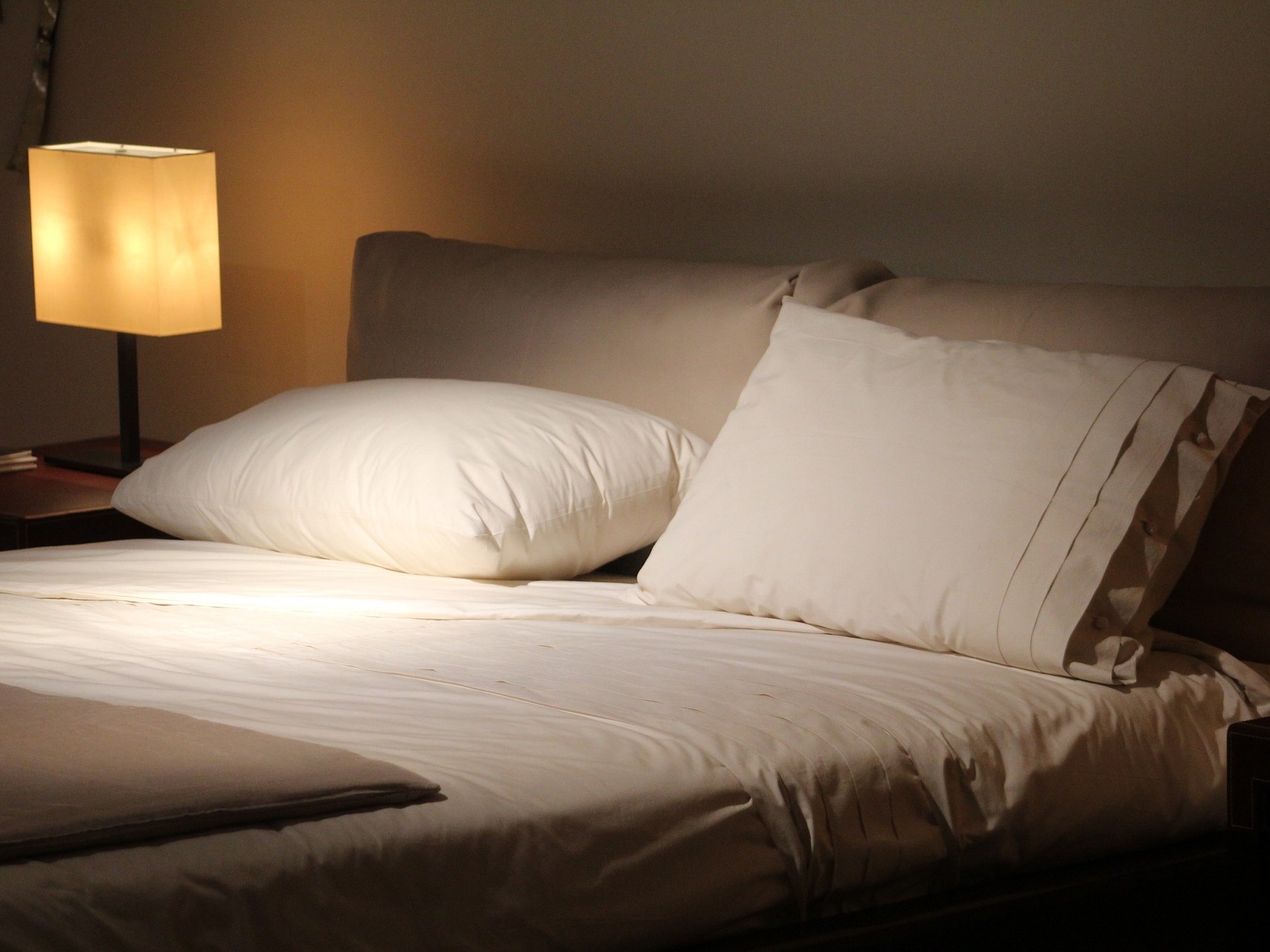 Охладить пах и выгнать партнера: как быстро заснуть в жару без кондиционера