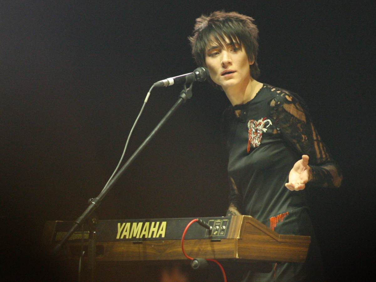 Оскорбила жителей Казахстана и устроила свинарник в гримерке: тур Земфиры** обернулся грандиозным скандалом