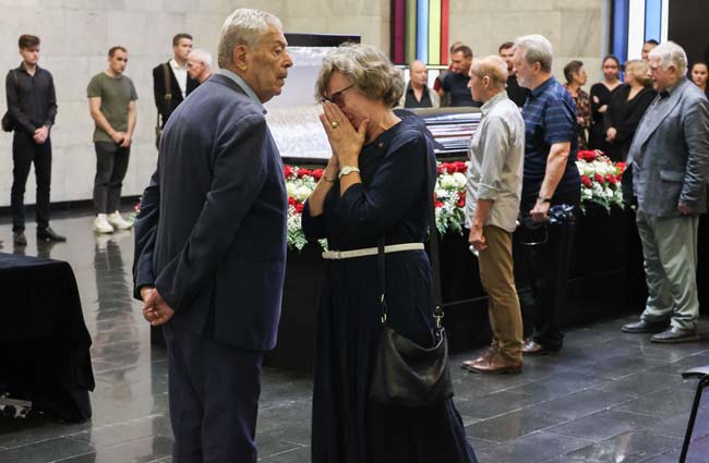 Первые фото прощания с Леонидом Володарским: вдова с каменным лицом у гроба