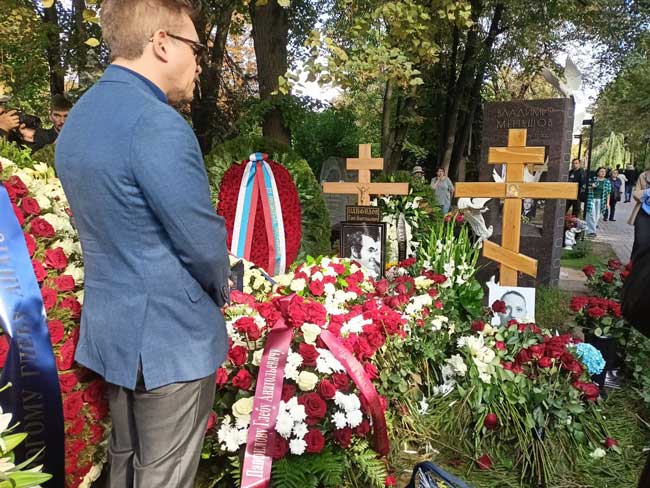 Под присмотром Чуриковой: могила режиссера Глеба Панфилова утопает в хвое и цветах