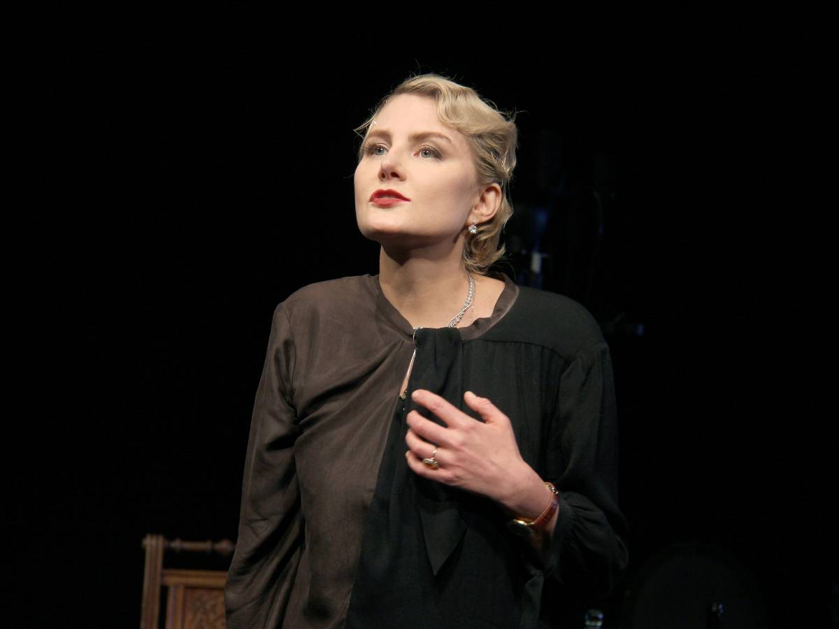 Пока Земфира** на гастролях: Ренату Литвинову сняли с внушительной штучкой между ног