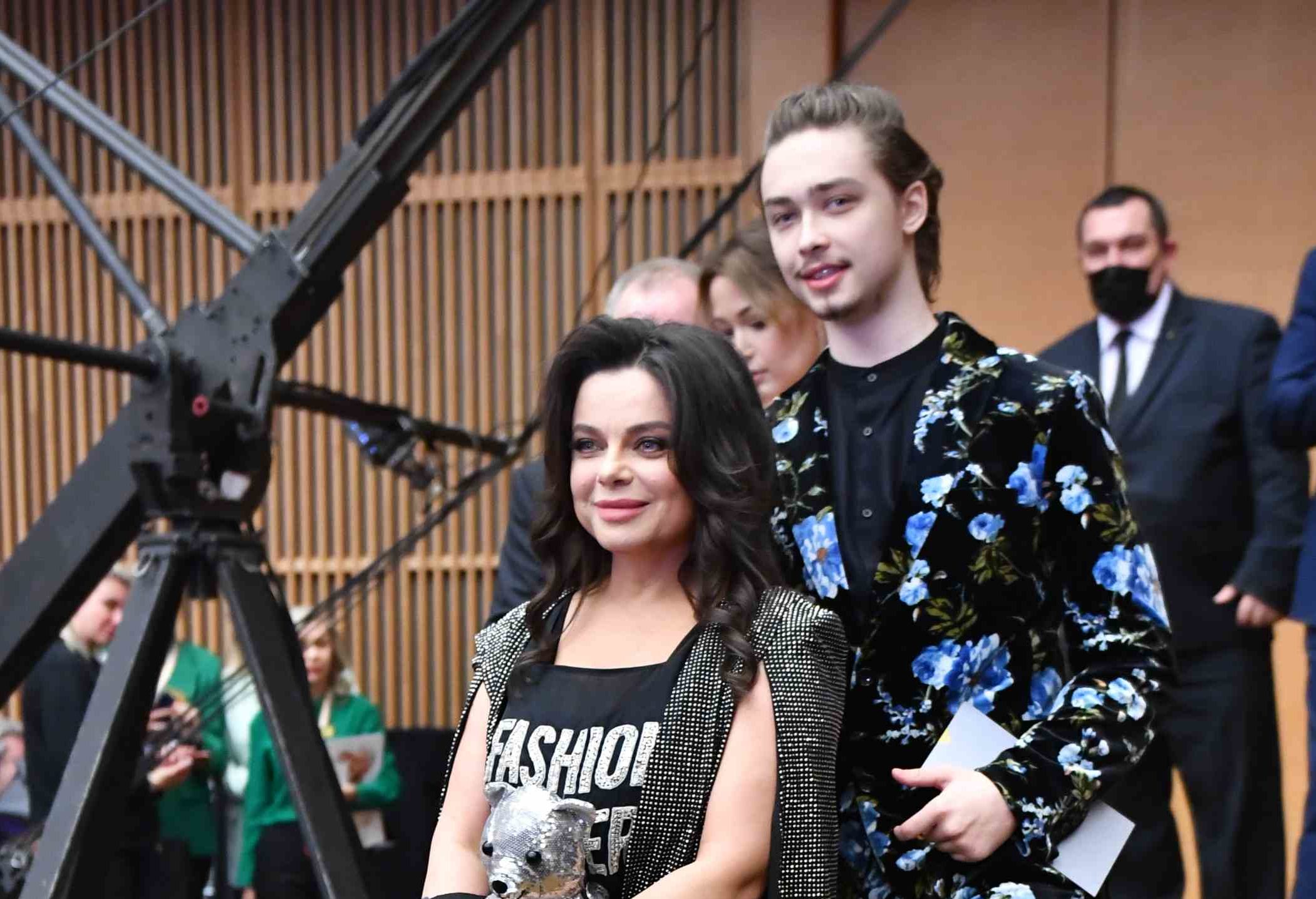 «Семейка озорных бомжей»: игрища сына Тарзана и Королевой с беззубой стриптизершей попали на камеру