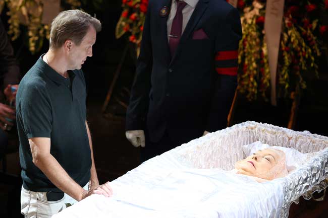 «Снежная королева»: звезды не сдержали эмоций при виде Мирошниченко в гробу