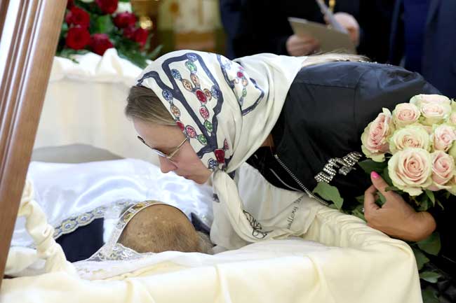 Стильный платок и шикарный букет: роскошную Миронову сняли у гроба Панфилова 
