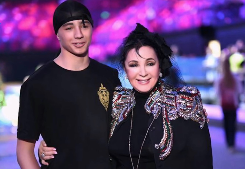 Уже и не вспоминает Усманова: Винер сняли в обнимку с молодым и очень эффектным мужчиной 