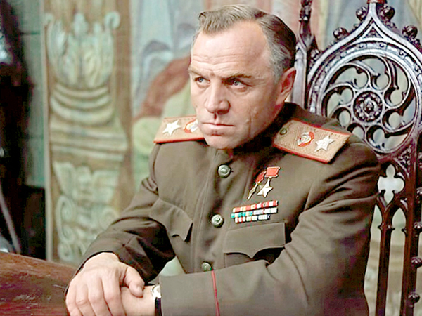 Ульянов в роли маршала Жукова («Освобождение»)