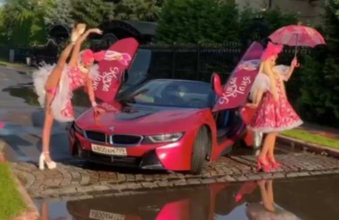 Волочкова на улице сделала шпагат и показала розовую промежность: фото