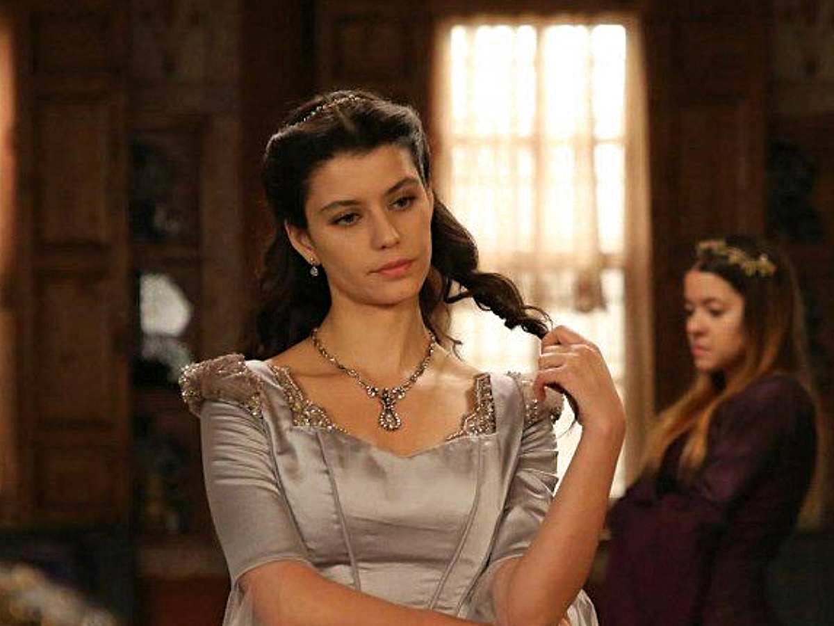 Выдала дочь в шесть лет за пожилого мужчину, а внучку в 11: как Кесем из продолжения «Великолепного века» торговала детьми