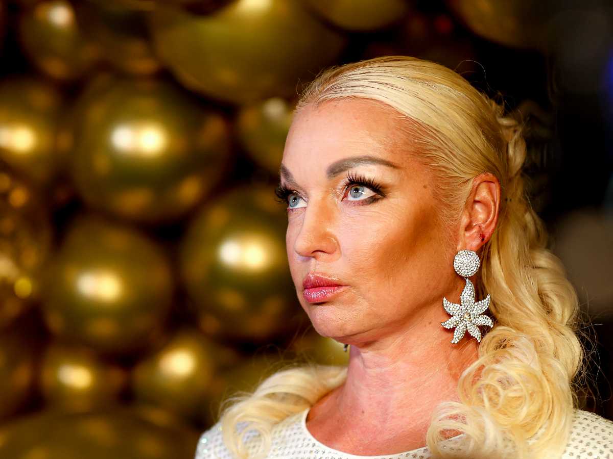 «Забыла трусы надеть»: веселая Волочкова показала, что у нее между ног