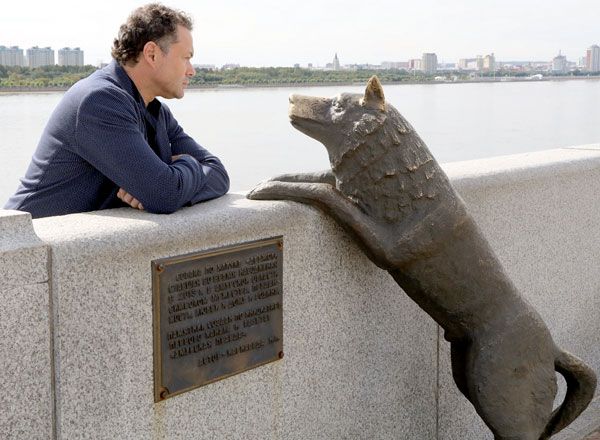 Андрей Носков взгрустнул у памятника собаке по кличке Дружок, ставшей символом сильнейшего паводка, случившегося на Дальнем Востоке в 2013-м