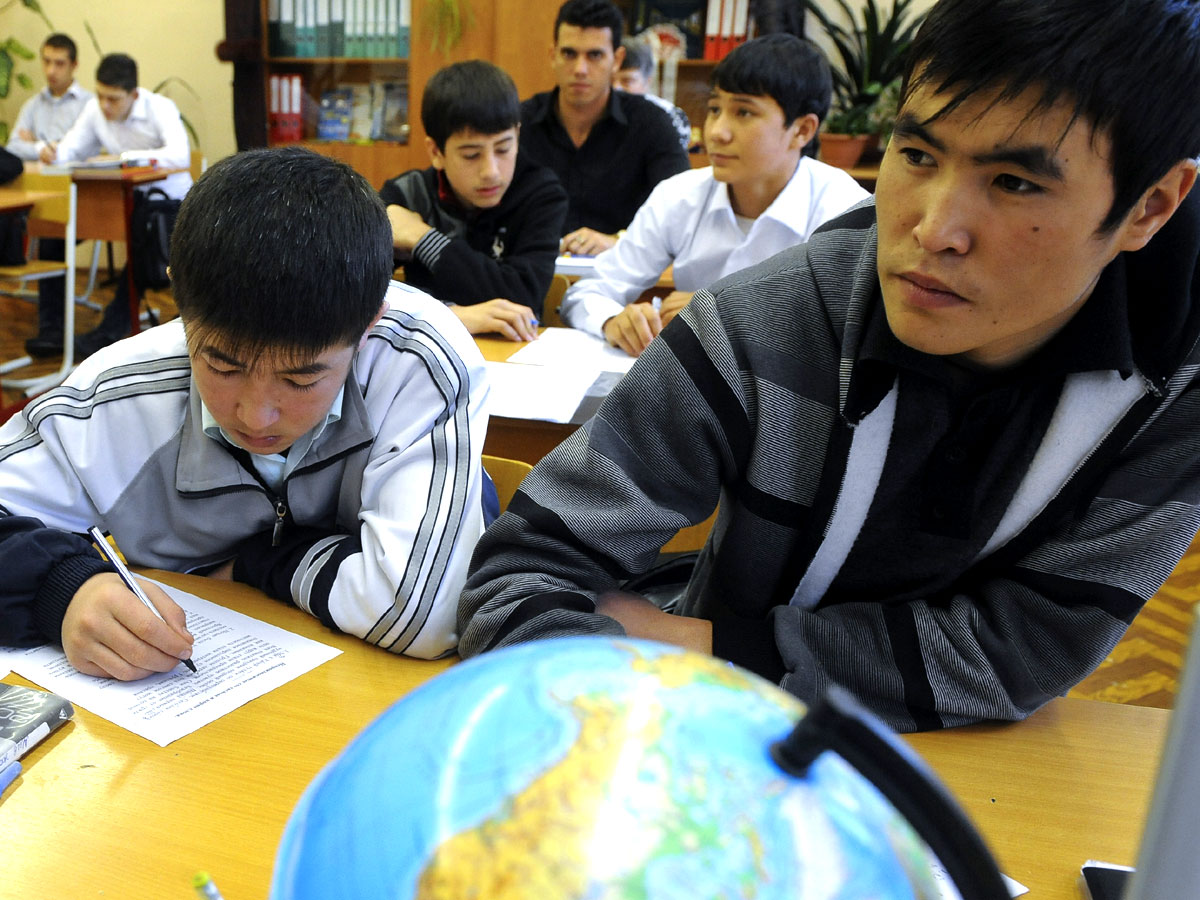 Детей мигрантов русскому языку в. Дети мигранты в школе. Мигранты в русской школе. Тренинги для детей-мигрантов.