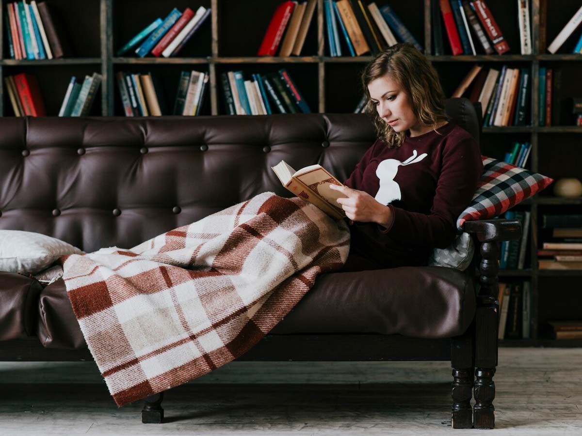 девушка-читает-книгу