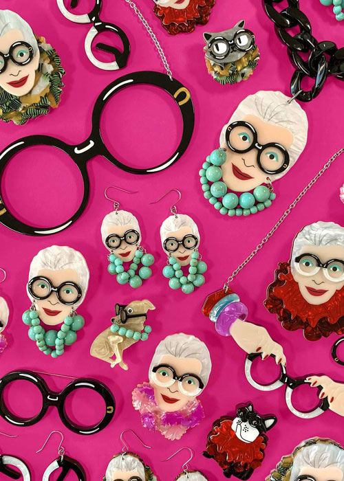 Эти украшения Апфель придумала незадолго до 102-го дня рождения. Бижутерию можно купить долларов за 40, изделия из золота с драгоценными камнями - за $3,5 тыс. - 4,7 тыс.