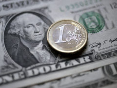 Евро сдался доллару