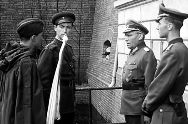 Кадр из фильма «Мне было 19» (1967). В роли советского военного переводчика - Василий Ливанов