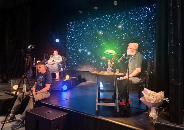 На спиритических шоу г-жи Подзоровой вопросы умершим задает вот этот очкастый мужик справа. Она же сама - в дальнем левом углу