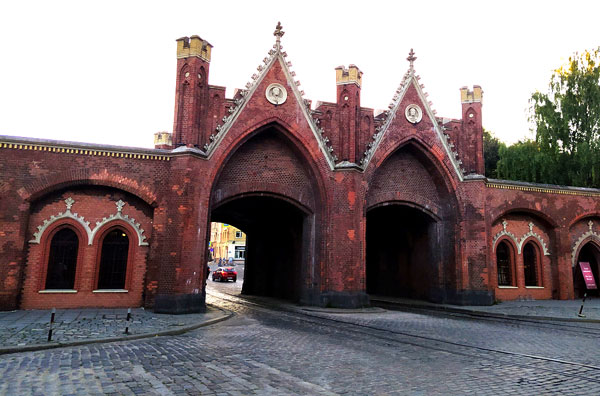 Тезка берлинских - Бранденбургские ворота в Калининграде. Когда-то вели в замок. Сейчас в них Музей марципана