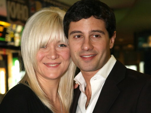 «Варим яйца под крики петухов»: как теперь живут покинувшие Россию Антон и Виктория Макарские