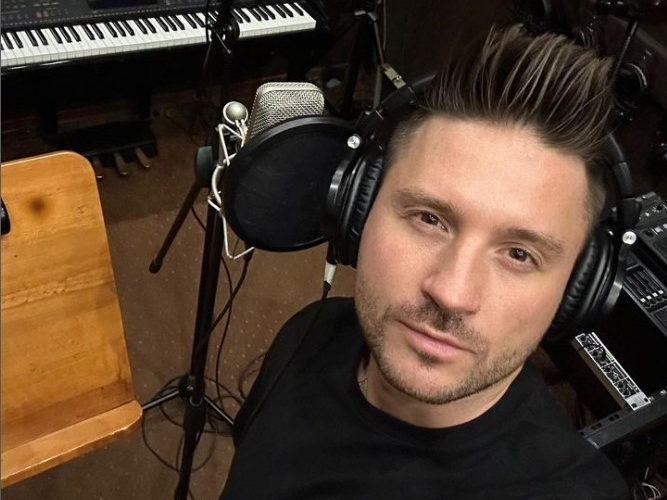 Вывел в люди: Лазарев показал женщину, которая воспитывает его детей