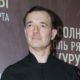 Актер Егор Бероев впервые за долгое время вышел в свет: поседел и спрятал глаза за очками