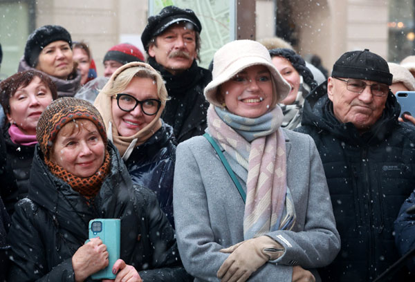 Актеры Сергей Гармаш (слева) и Влад Ветров (справа, на заднем плане) с мамой Владимира Гуркина - Людмилой и его дочерью Екатериной