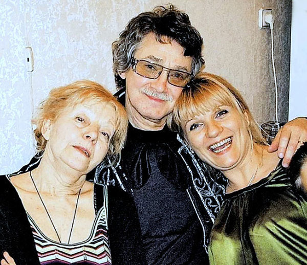 Анна Ардова (справа) с мамой Мирой Валерьяновой и отчимом Игорем Владимировичем