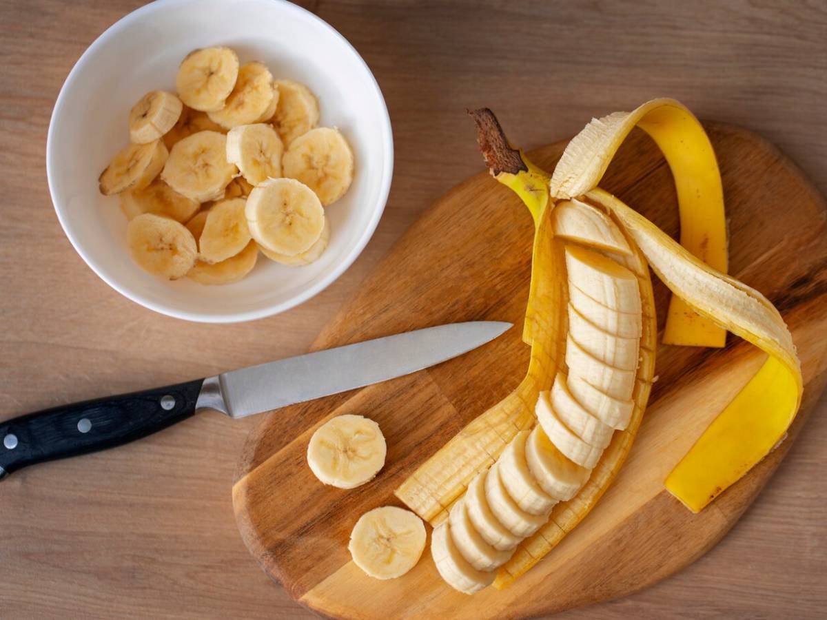 Банан и банановая кожура