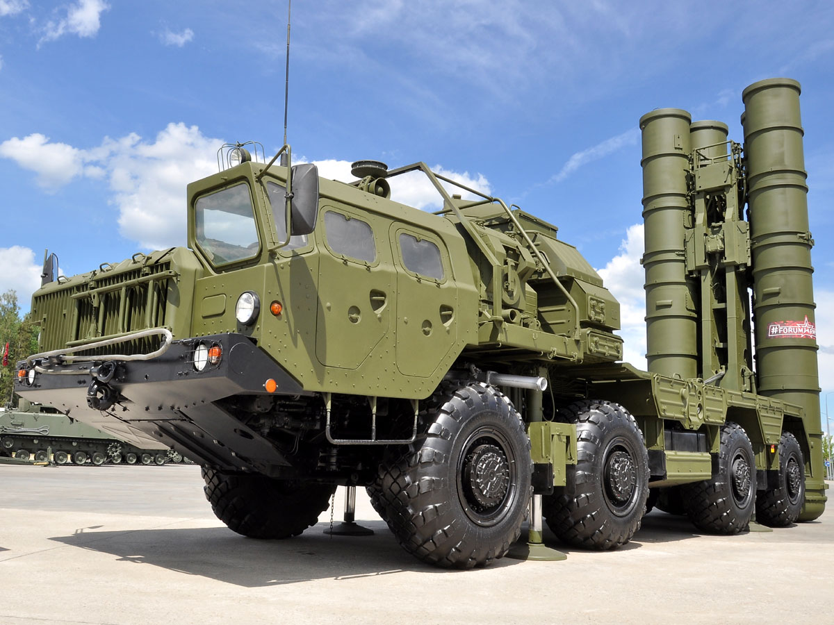 Дивизион из четырех ЗРК С-400 «Триумф» стоит $1,25 млрд. Эта суперэффективная система стоит на вооружении армий России, Белоруссии, Китая, Индии и Турции