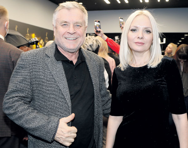 Григория Гладкова сопровождала чем-то опечаленная блондинка. Но не жена и не дочь, это точно