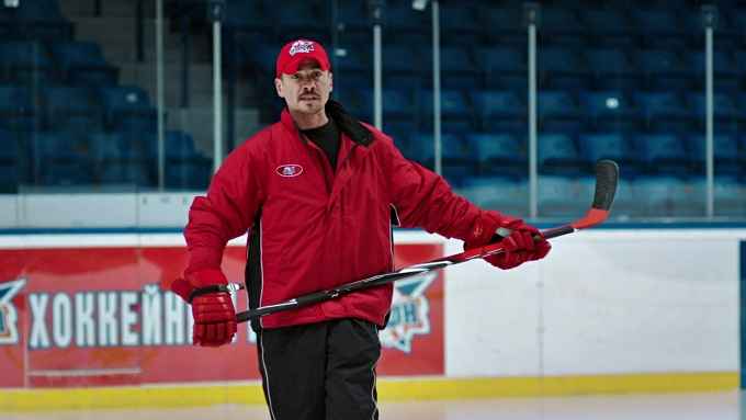 «Хочу вас разочаровать»: Макеев из «Молодежки» рассказал о том, чем ему запомнилась роль тренера «Медведей» 