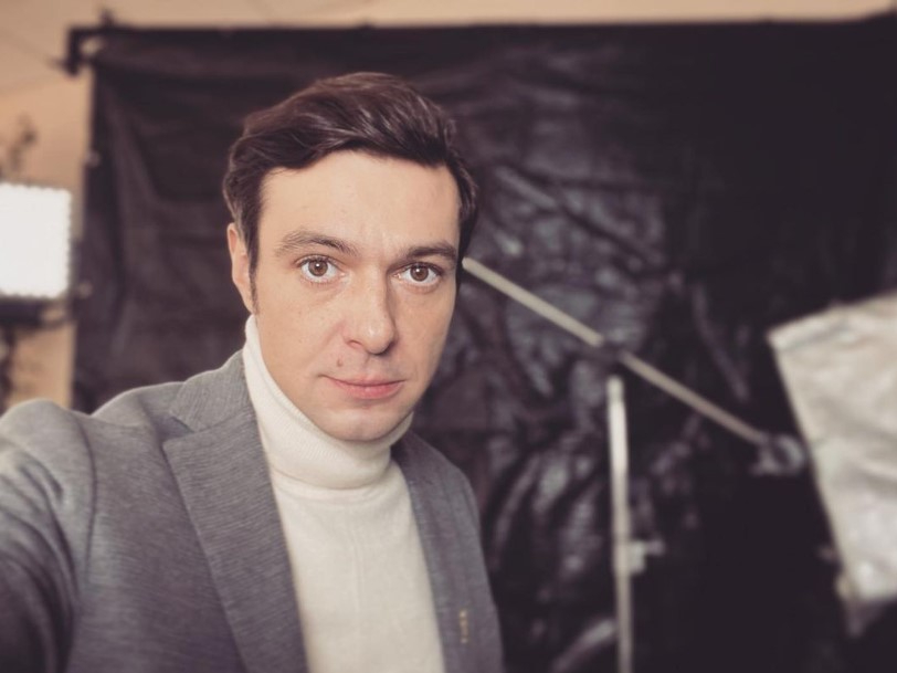 Избитый актер Павел Баршак заговорил после новостей об операции