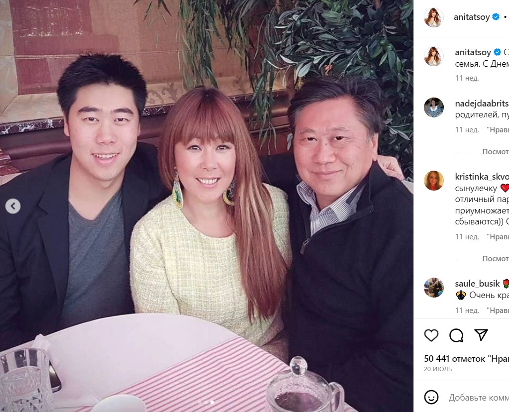 Женщина всегда должна быть настороже и на страже, – улыбается Анита. – Важно не давать мужу покоя. И всегда вести себя так, чтобы муж немного ревновал, боялся женщину потерять и думал, что она обиделась по-настоящему