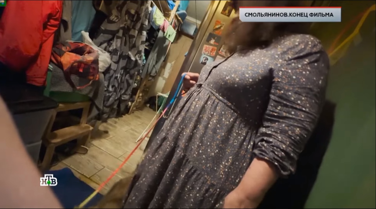 Обшарпанная квартира завалена хламом, а подобранные с улицы собаки гадят прямо на пол: как живет мать Артура Смольянинова****