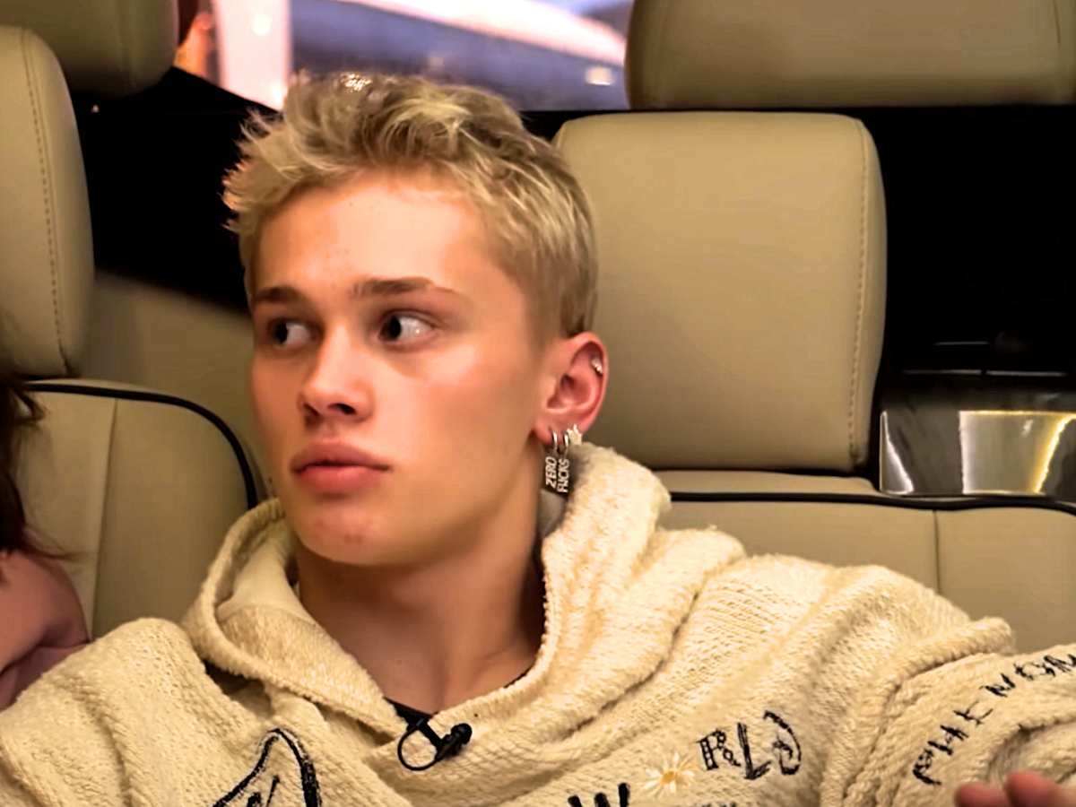 Мечтающий вернуться на родину Милохин вышел на ринг, укутавшись в российский флаг: «Срочно пишите Соловьеву. Даня исправился»