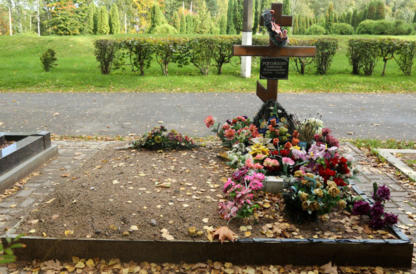 Могила Александра Рогожкина на Боголосвоском кладбище в Петербурге (осень 2023 г.)