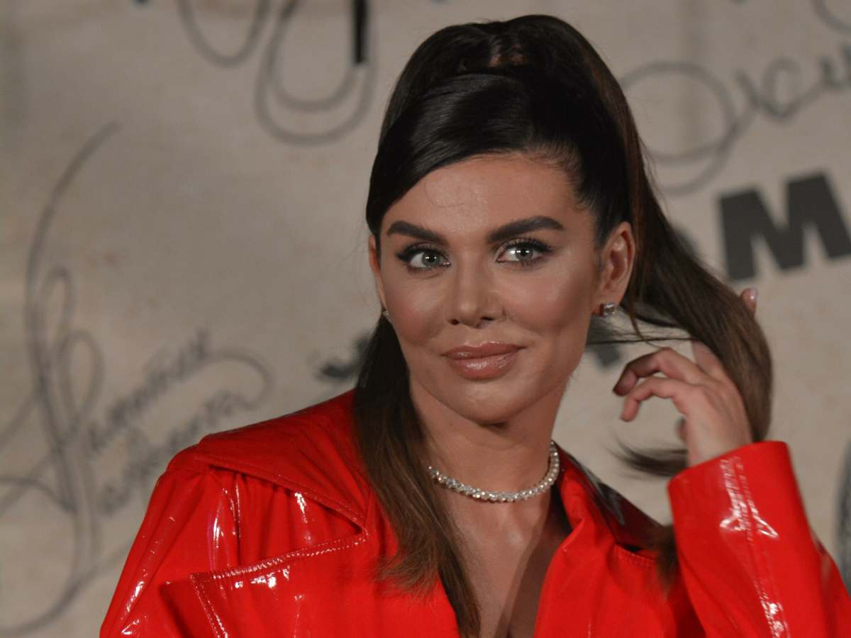 Надутая Седокова затянула грудь в тесное платье: вот-вот лопнет