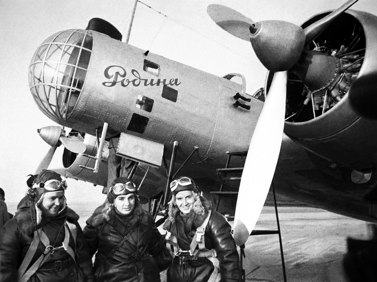 Осипенко, Гризодубова и Раскова перед самолетом АНТ-37 «Родина» (1938 г.)