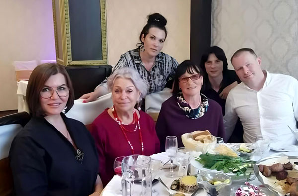 Поминки на пятую годовщину смерти Караченцова. Его вдова Людмила - вторая слева, их сын Андрей - справа