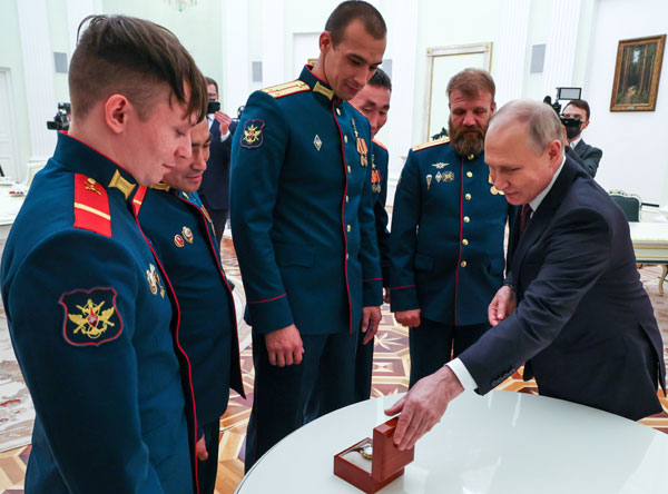 Президент награждает членов экипажа танка Т-80 «Алеша»