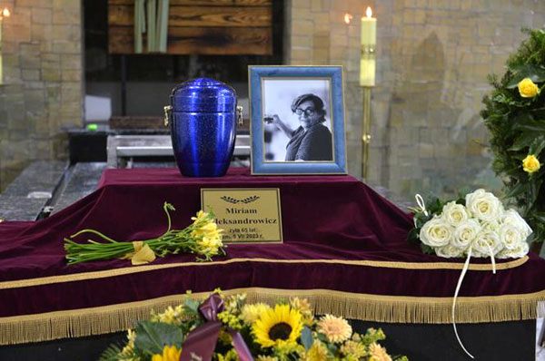 Родственники попросили всех прийти на церемонию погребения праха Мириам в желтом - этот цвет усопшая очень любила. И в кроссовках - обожаемой обуви актрисы