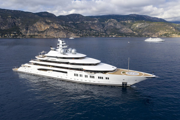 Сенатору приходится любоваться своей Amadea лишь издали