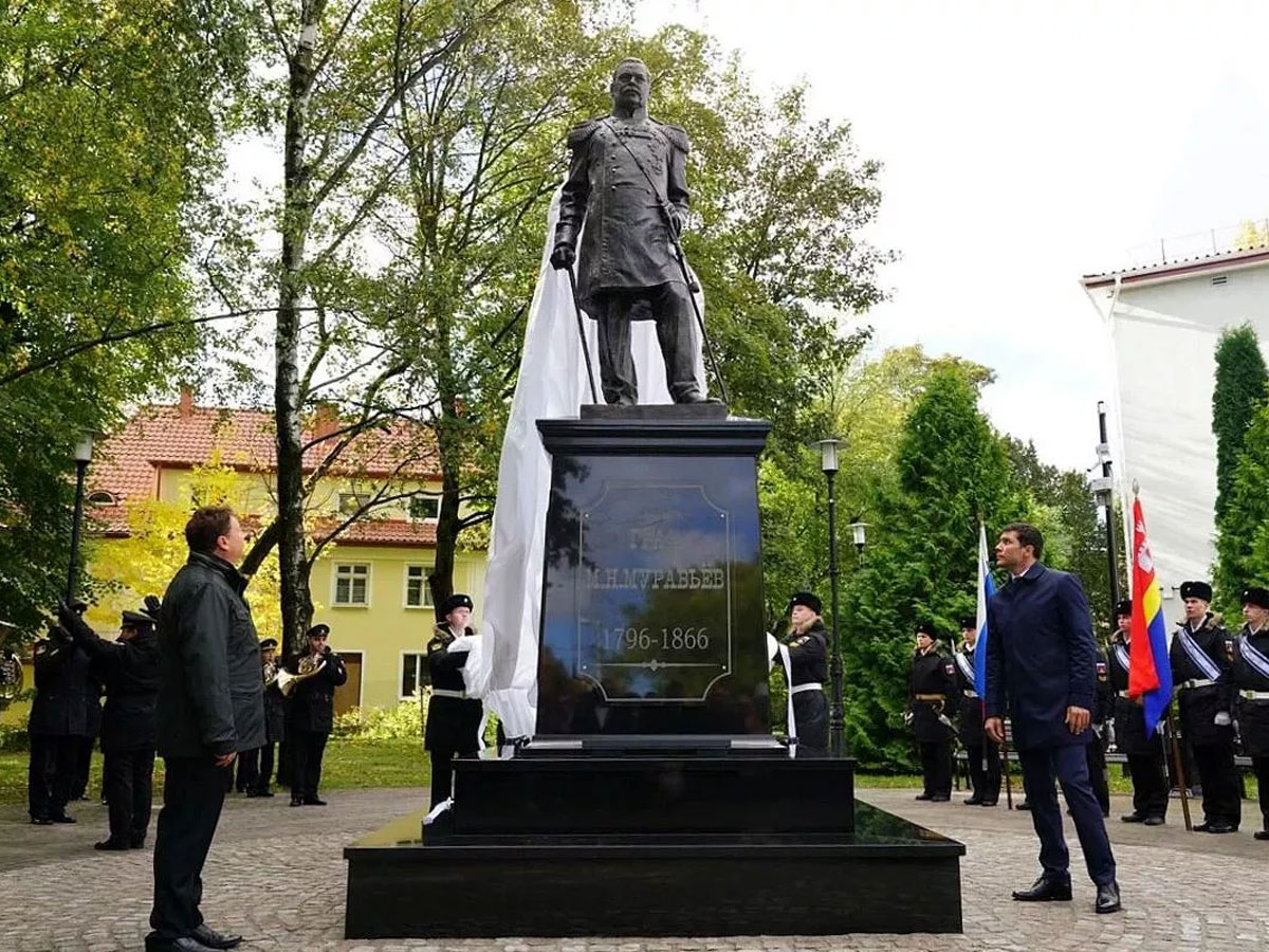 Символично, что нынешний памятник генерал-губернатору Михаилу Муравьеву-Виленскому установили в 20 м от генерального консульства Литвы в Калининграде