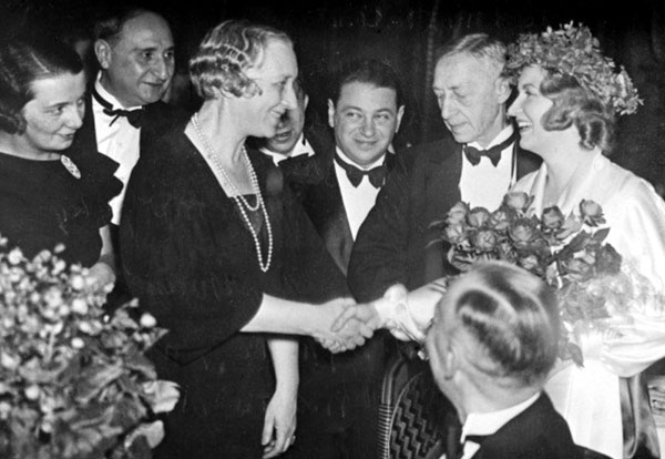 Стокгольм, 1933 г. Слева направо: Галина Кузнецова, Илья Троцкий (журналист, работавший в Дании и Швеции, способствовал выдвижению Бунина), Вера Бунина, Андрей Седых, Иван Алексеевич* и актриса, изображавшая святую Люсию