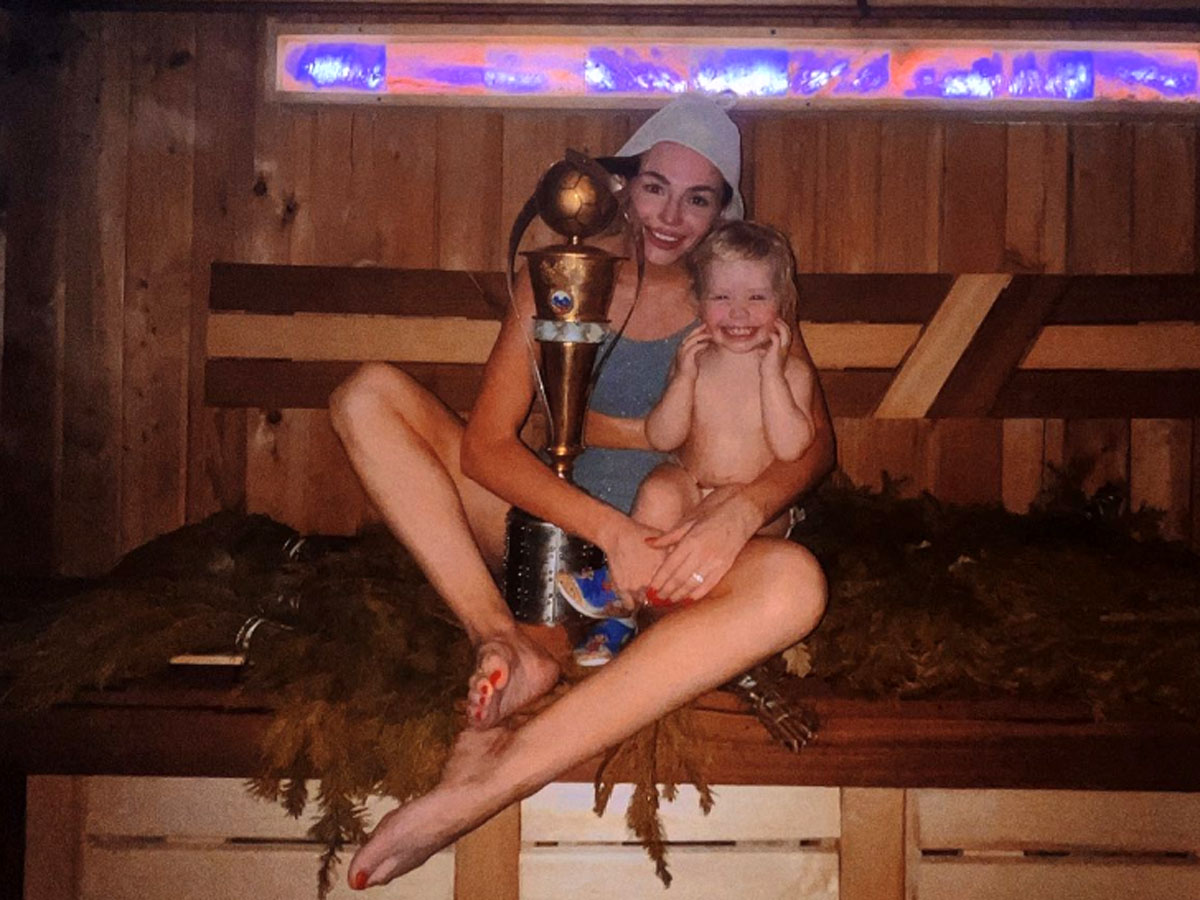 Супруга спартаковца праздновала победу ЦСКА в бане